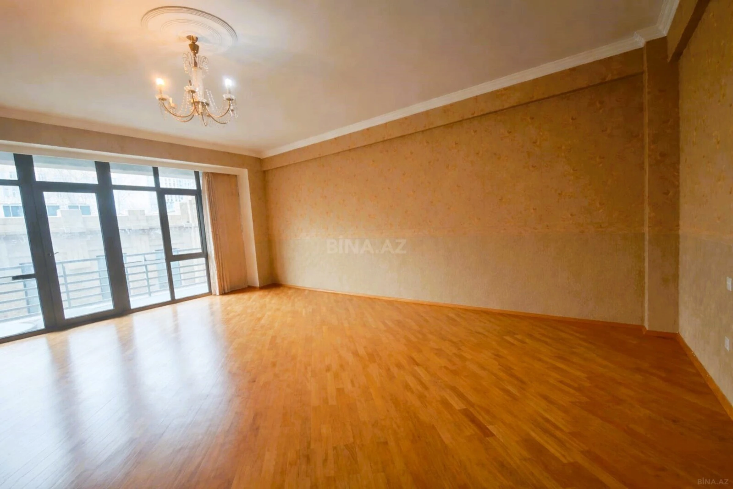 Satılır 4 otaqlı mənzil 180 m²