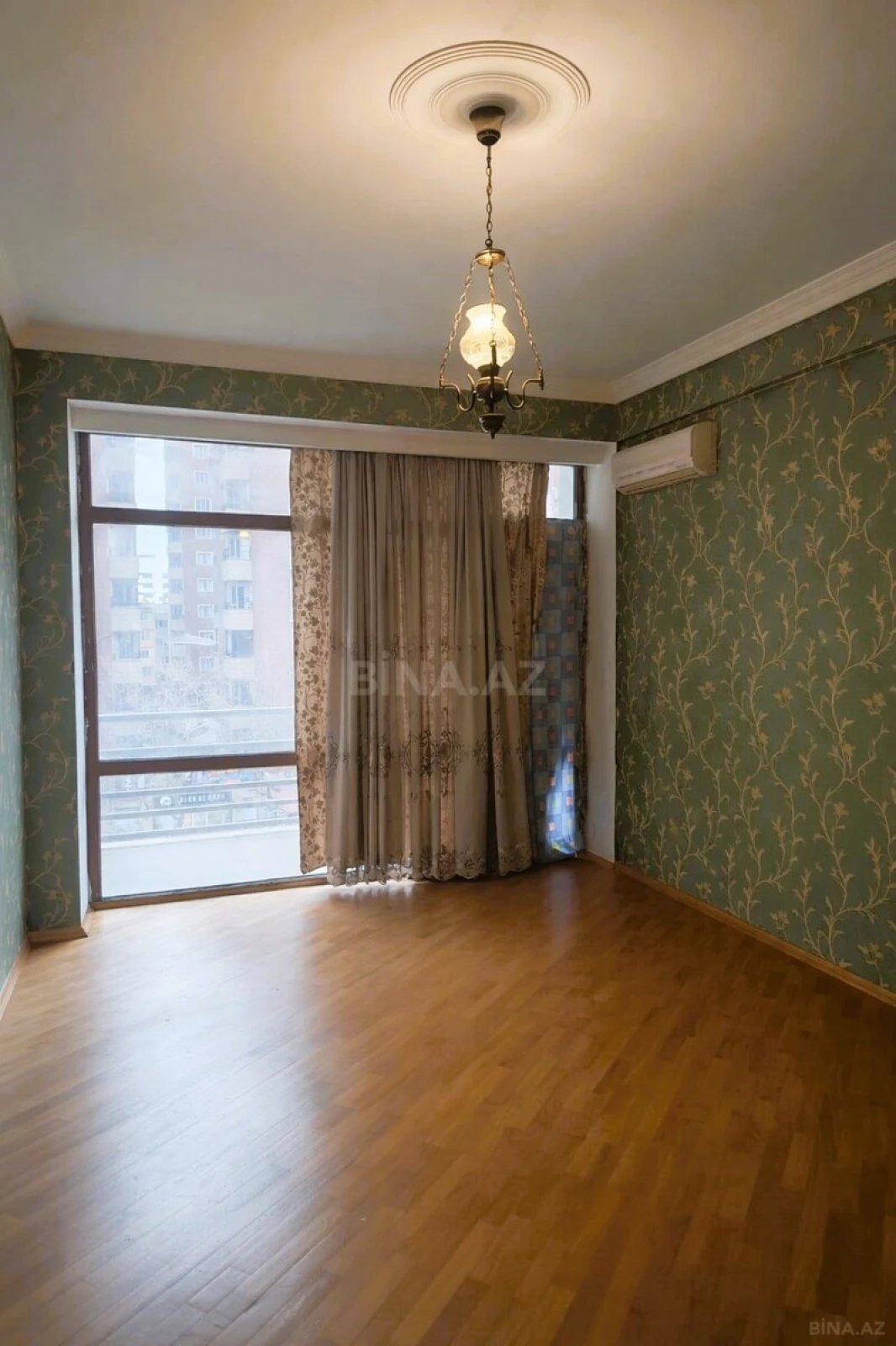 Satılır 4 otaqlı mənzil 180 m²