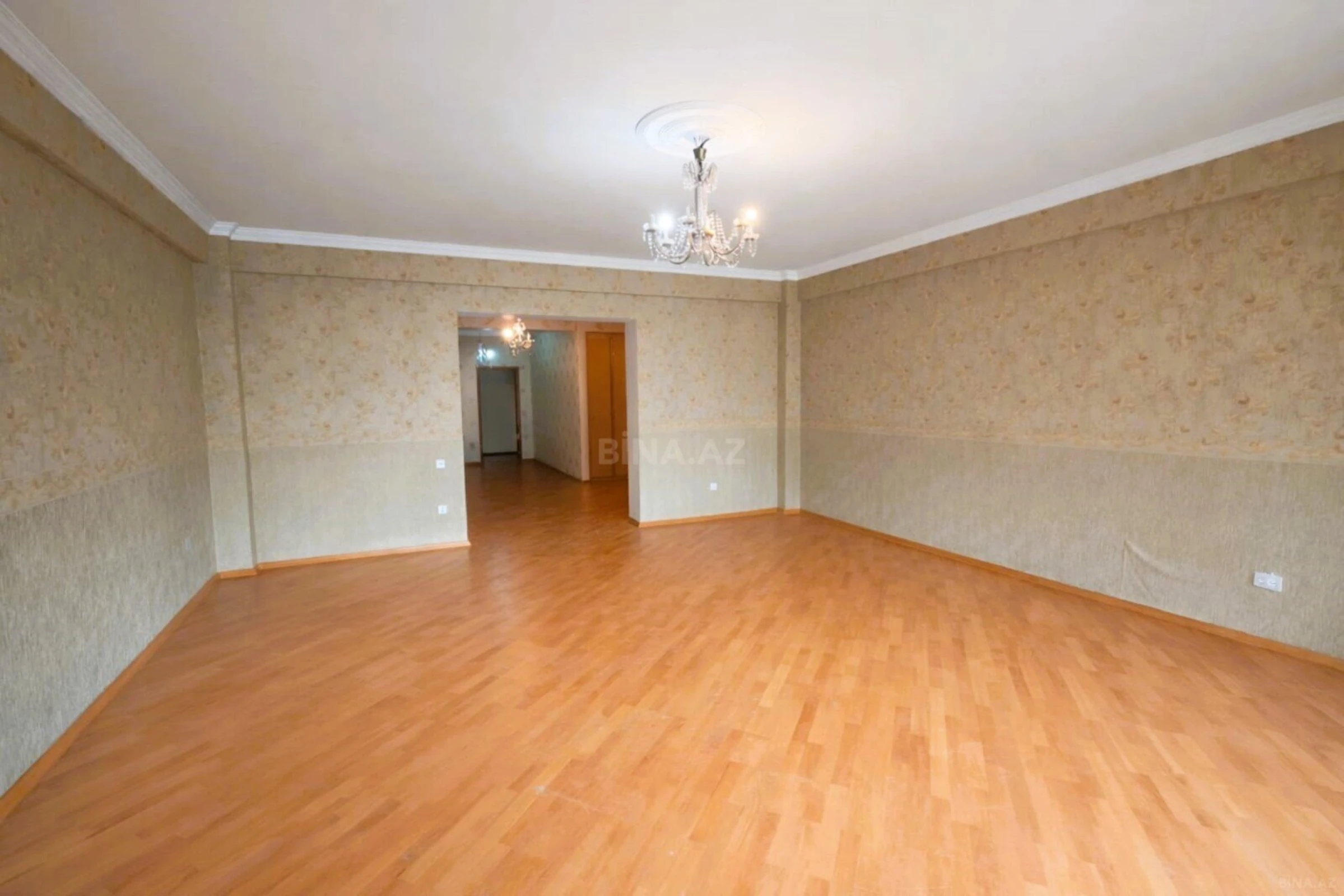 Satılır 4 otaqlı mənzil 180 m²