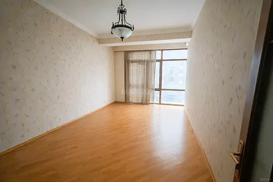 Satılır 4 otaqlı mənzil 180 m²