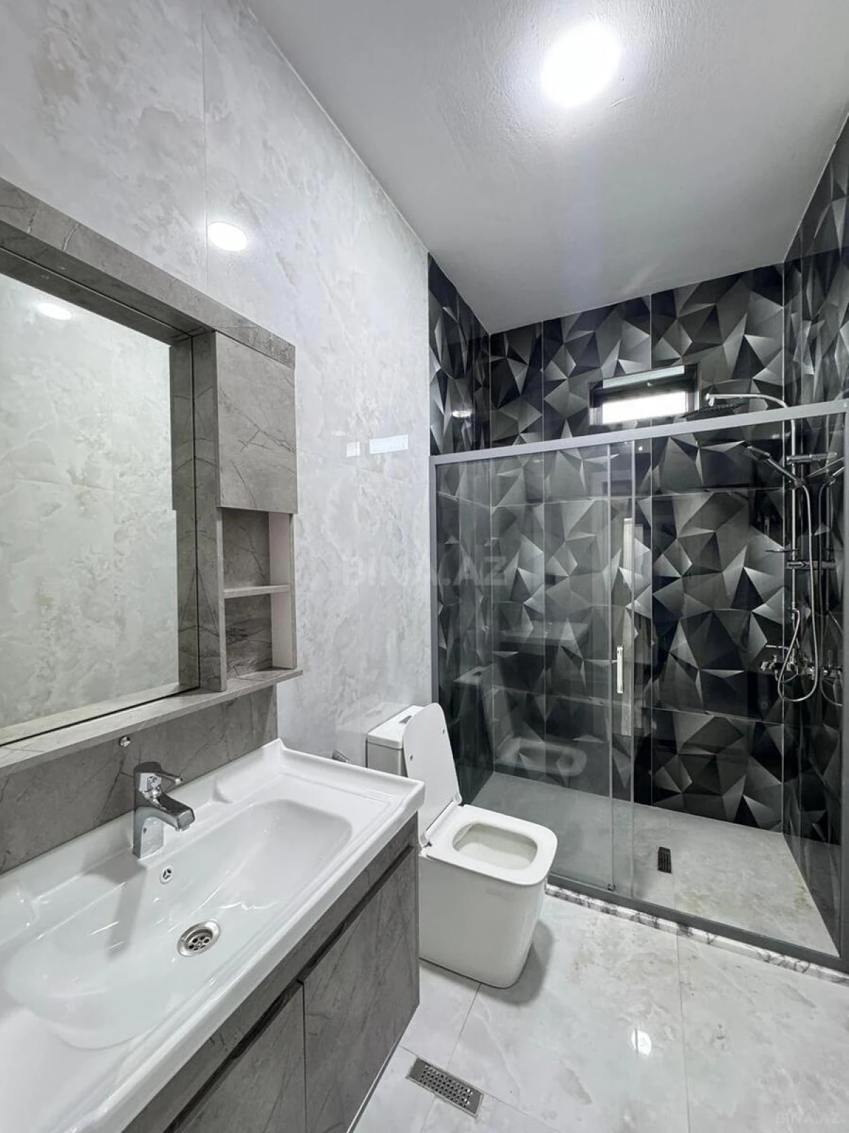 Satılır 4 otaqlı həyət evi 170 m²