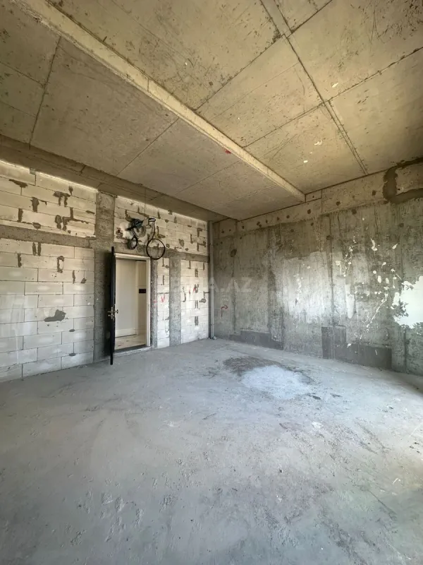 Satılır 4 otaqlı mənzil 184 m²