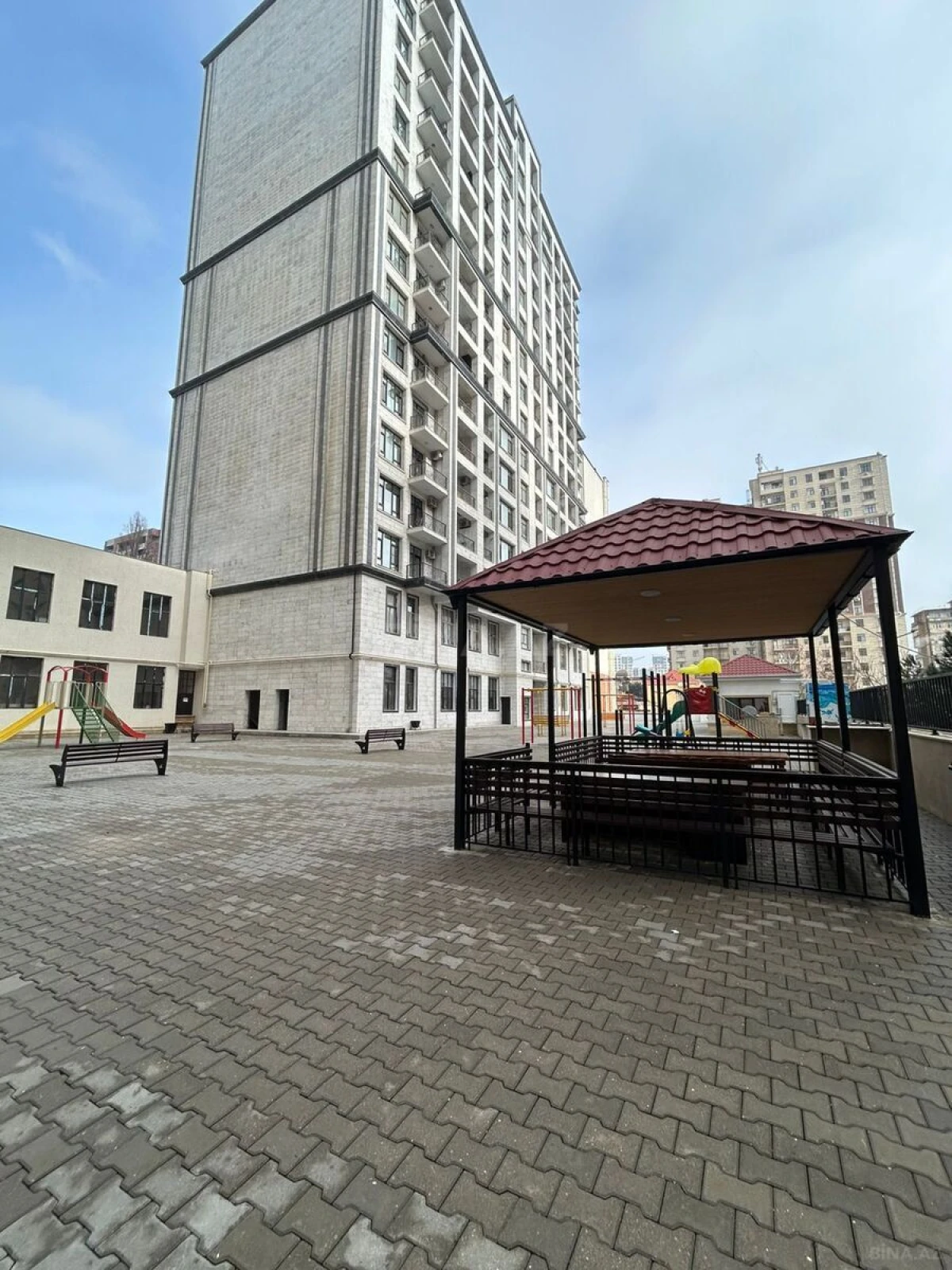 Satılır 3 otaqlı mənzil 117.5 m²