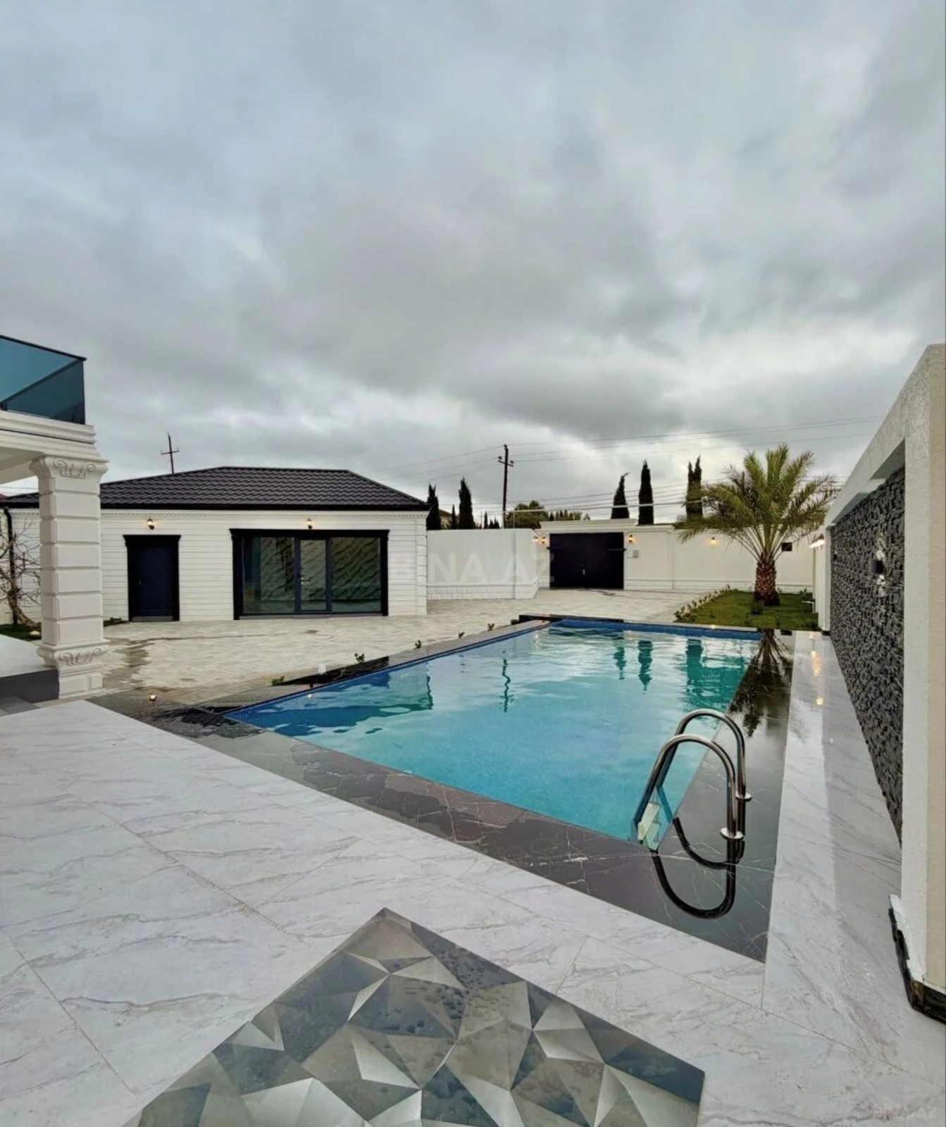 Satılır 7 otaqlı həyət evi 450 m²