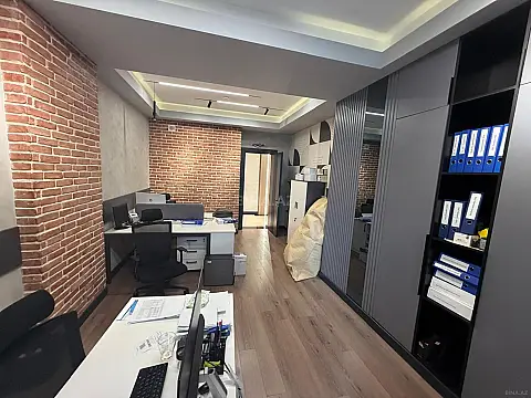 Satılır 4 otaqlı mənzil 231 m²