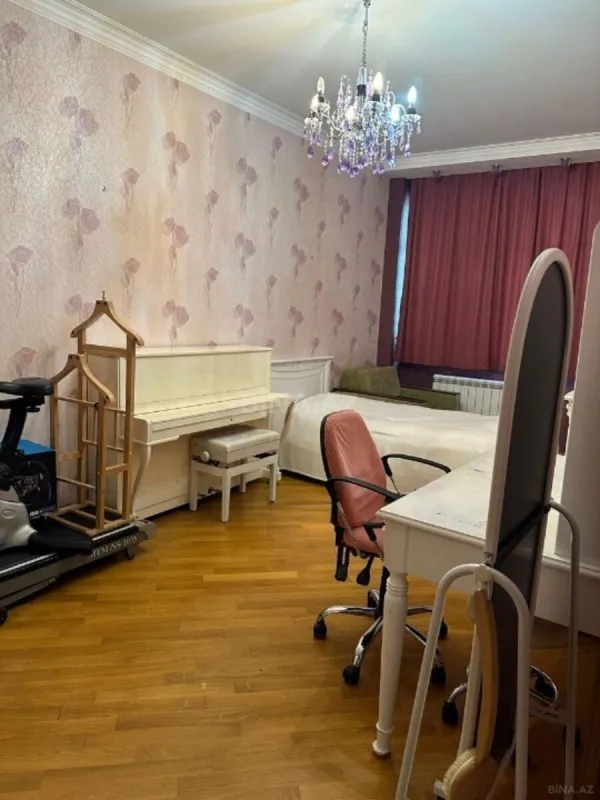 Satılır 4 otaqlı mənzil 218 m²