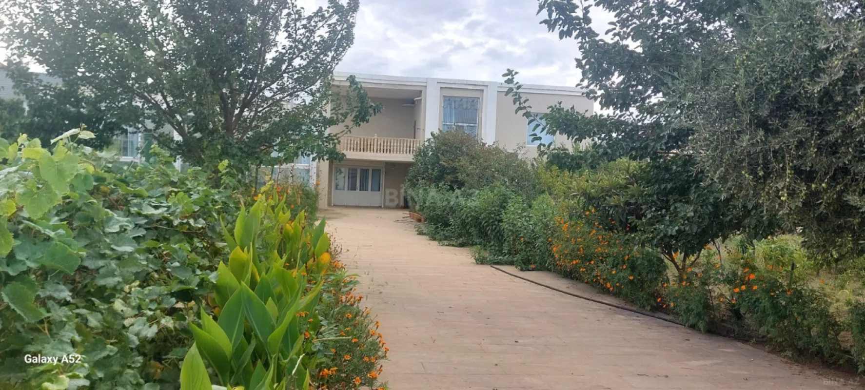 Satılır 12 otaqlı həyət evi 400 m²