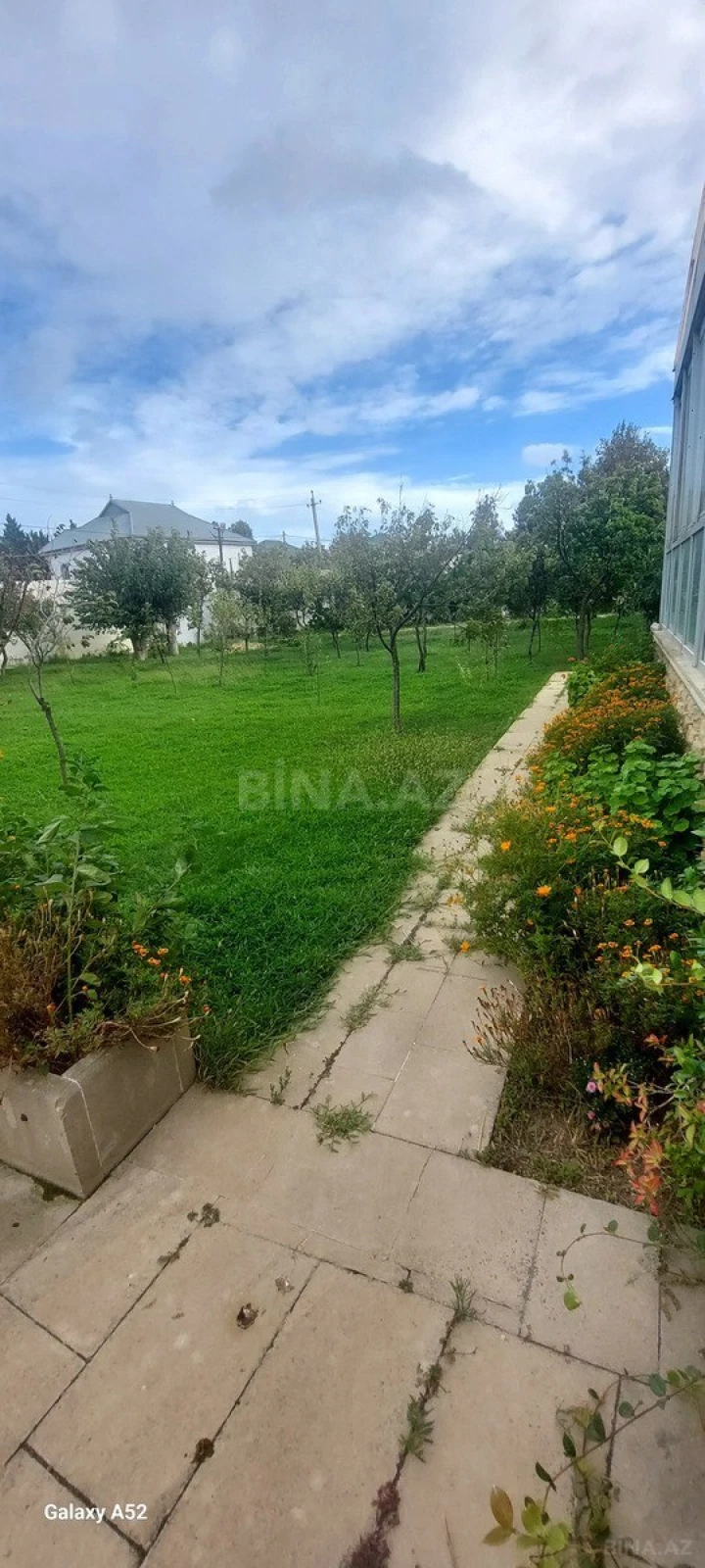 Satılır 12 otaqlı həyət evi 400 m²