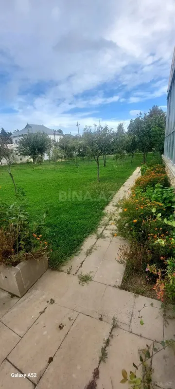 Satılır 12 otaqlı həyət evi 400 m²