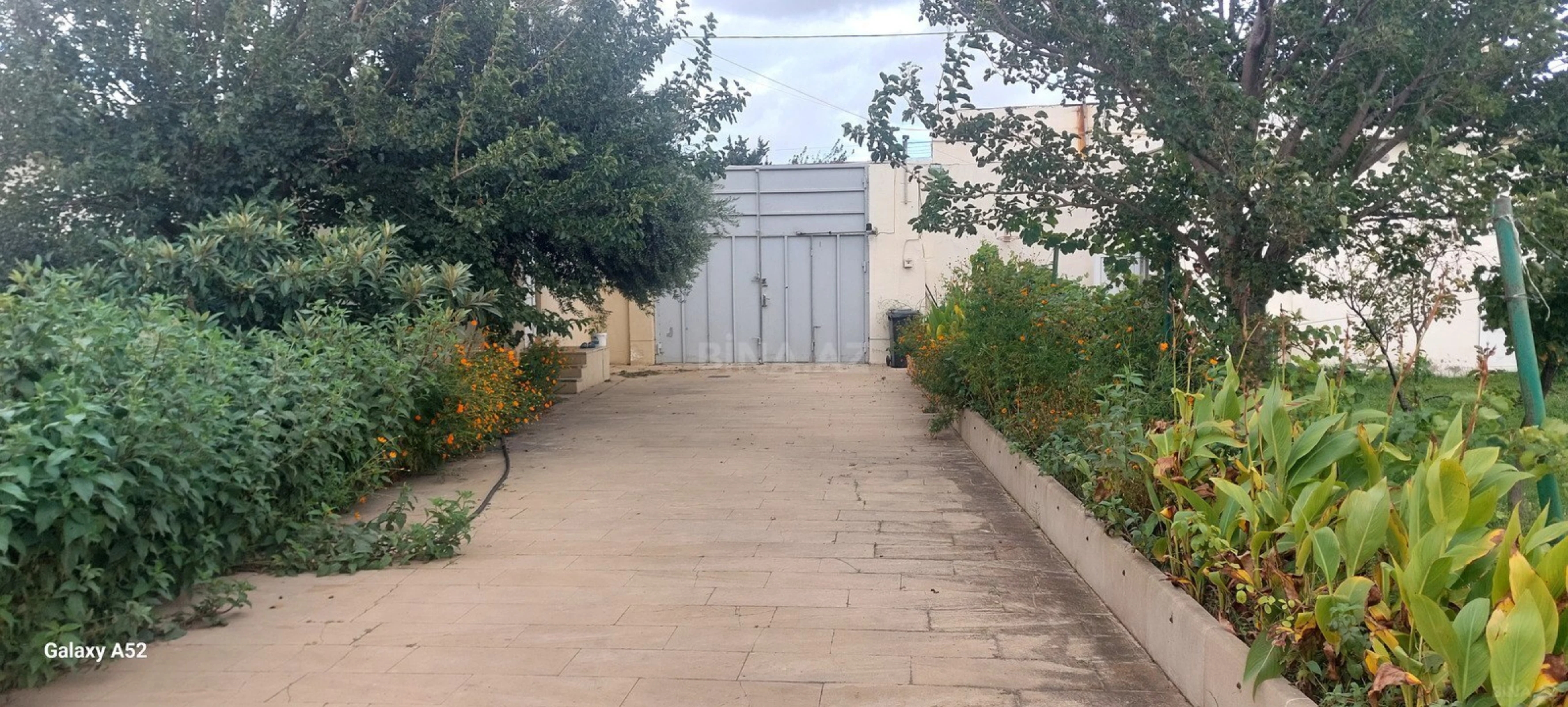 Satılır 12 otaqlı həyət evi 400 m²