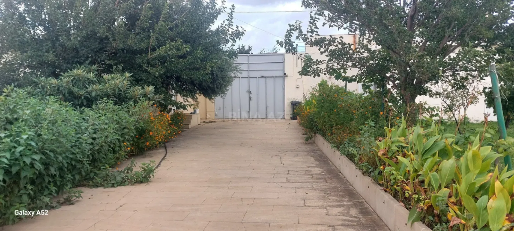 Satılır 12 otaqlı həyət evi 400 m²