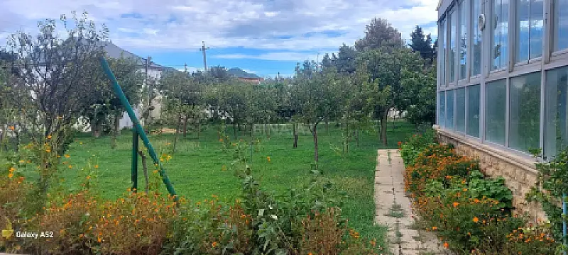 Satılır 12 otaqlı həyət evi 400 m²