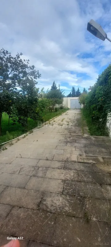 Satılır 12 otaqlı həyət evi 400 m²