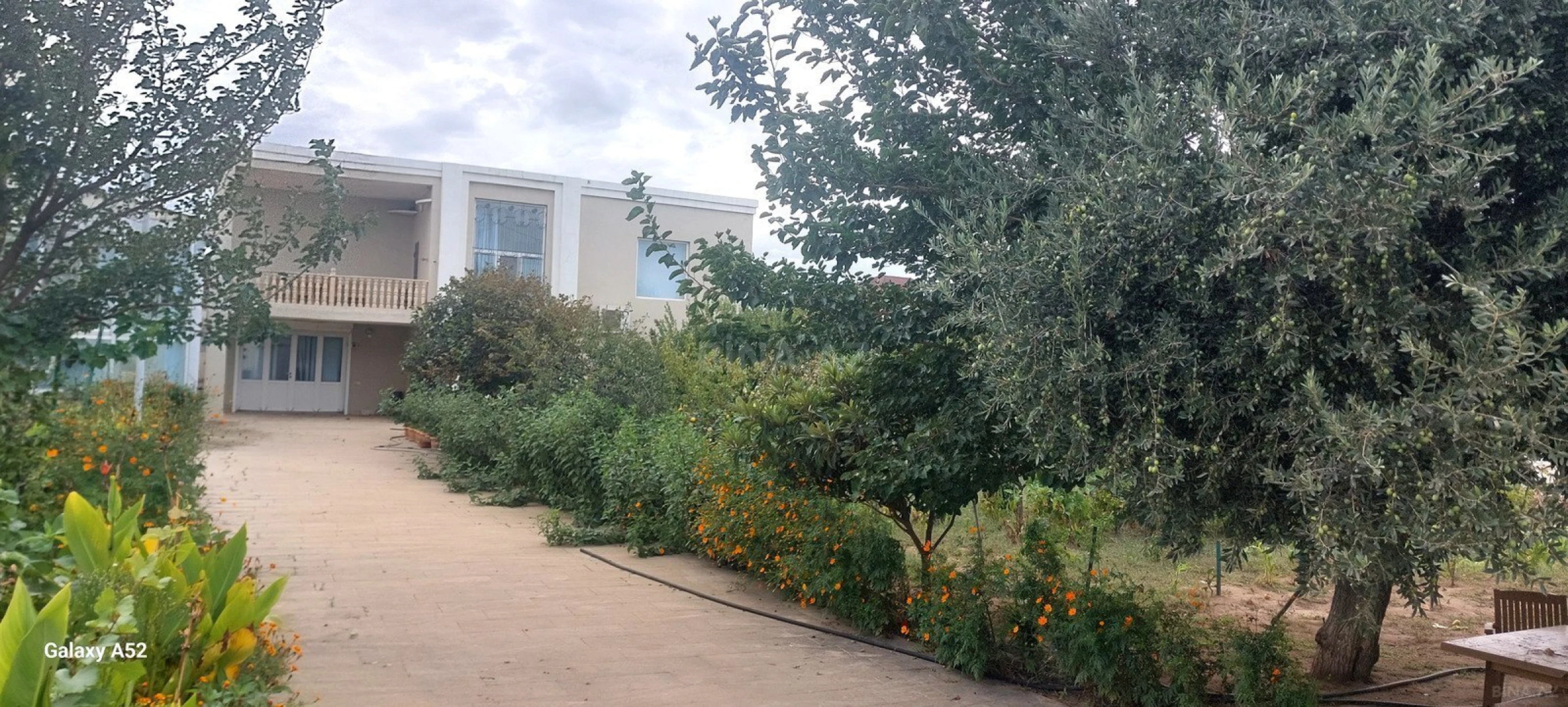 Satılır 12 otaqlı həyət evi 400 m²