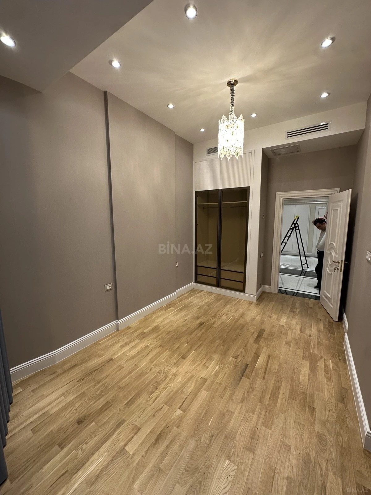 Kirayə verilir 4 otaqlı mənzil 180 m²