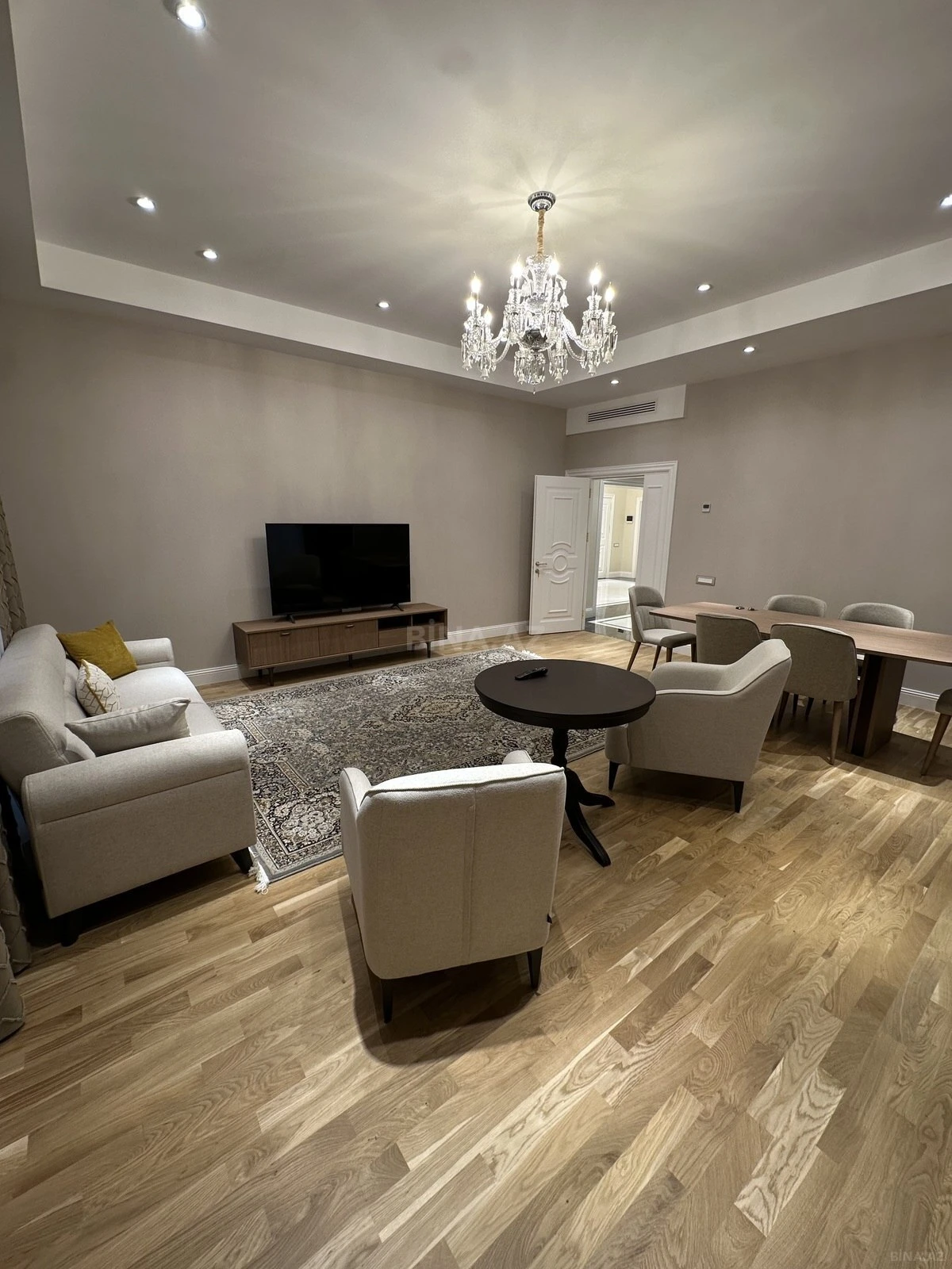 Kirayə verilir 4 otaqlı mənzil 180 m²