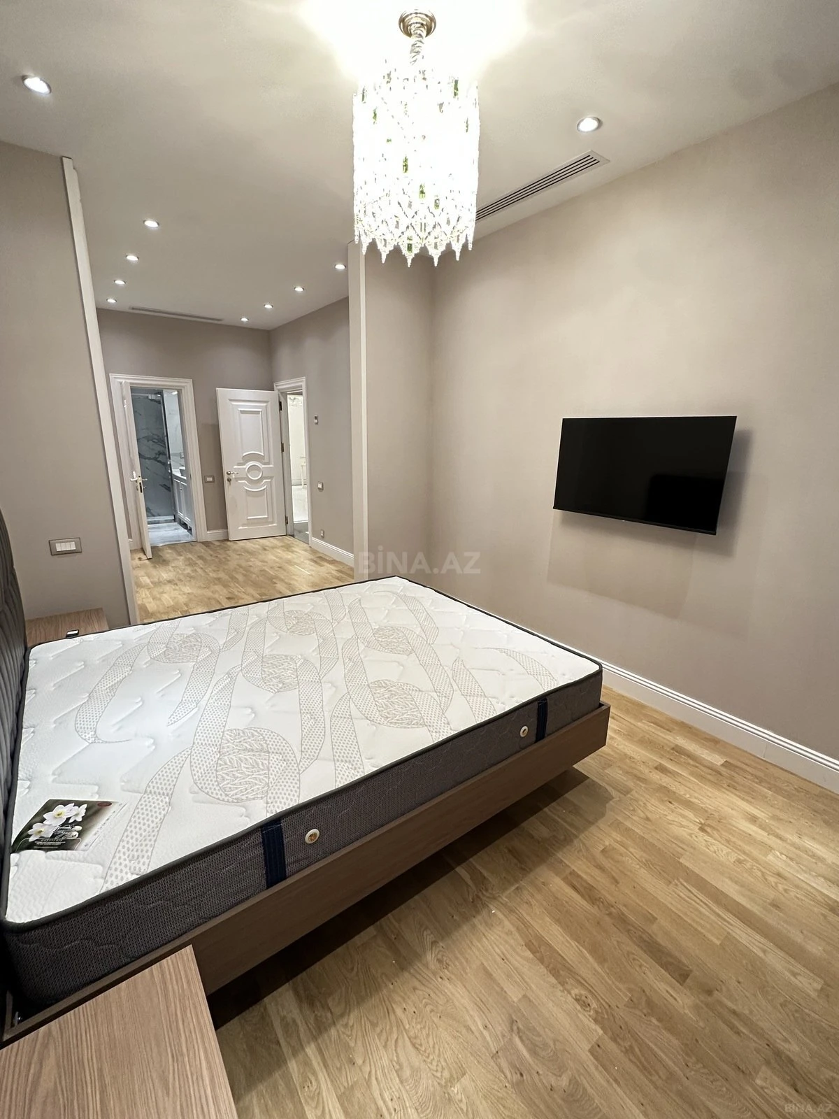 Kirayə verilir 4 otaqlı mənzil 180 m²