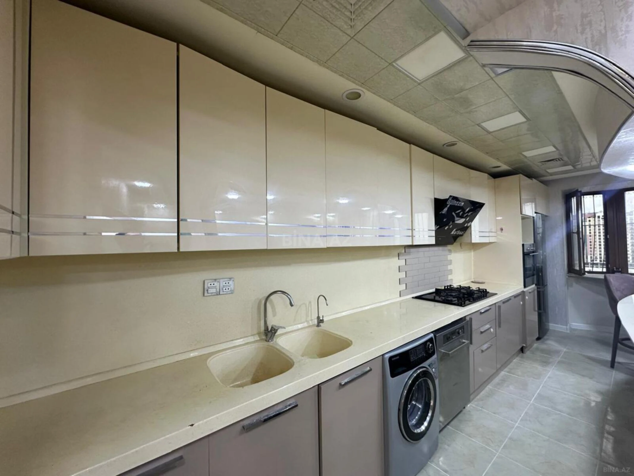 Satılır 3 otaqlı mənzil 135 m²