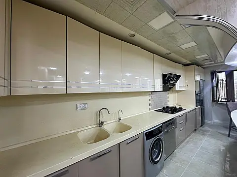 Satılır 3 otaqlı mənzil 135 m²