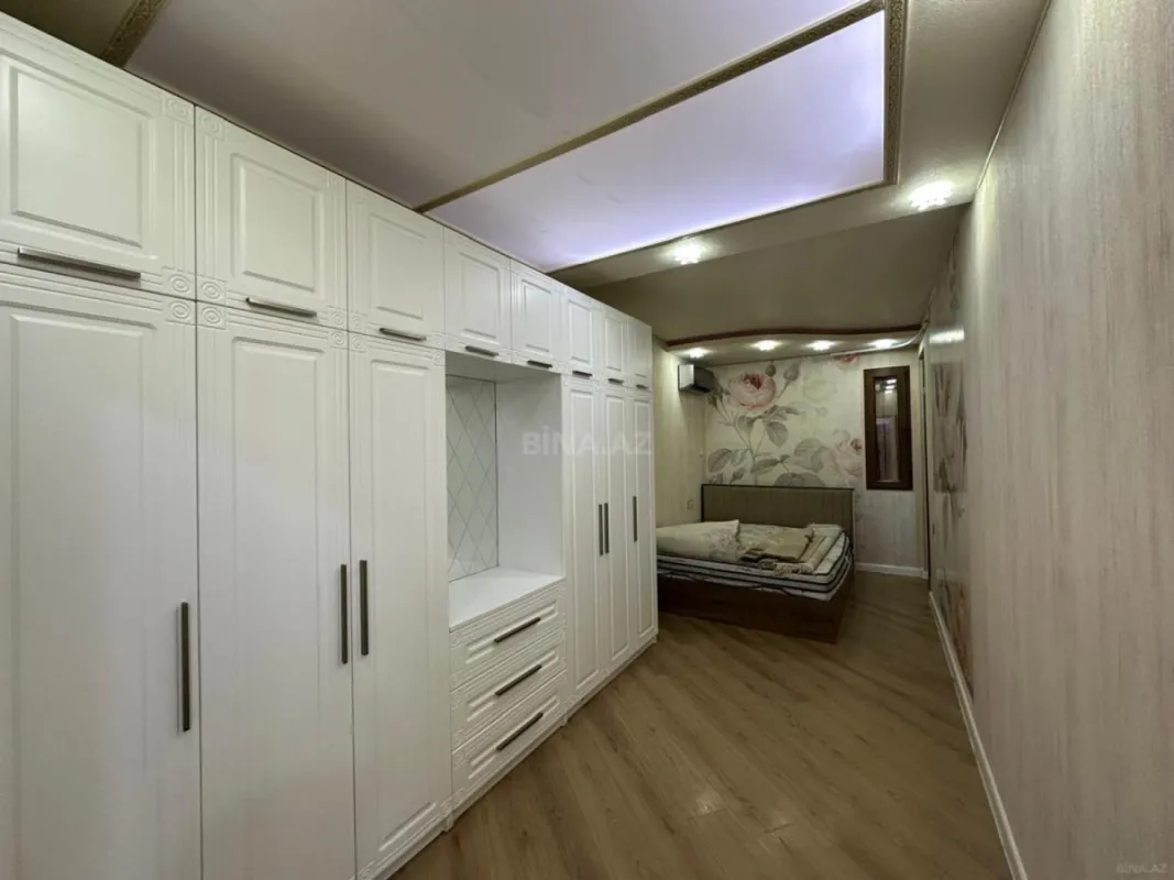 Satılır 3 otaqlı mənzil 135 m²