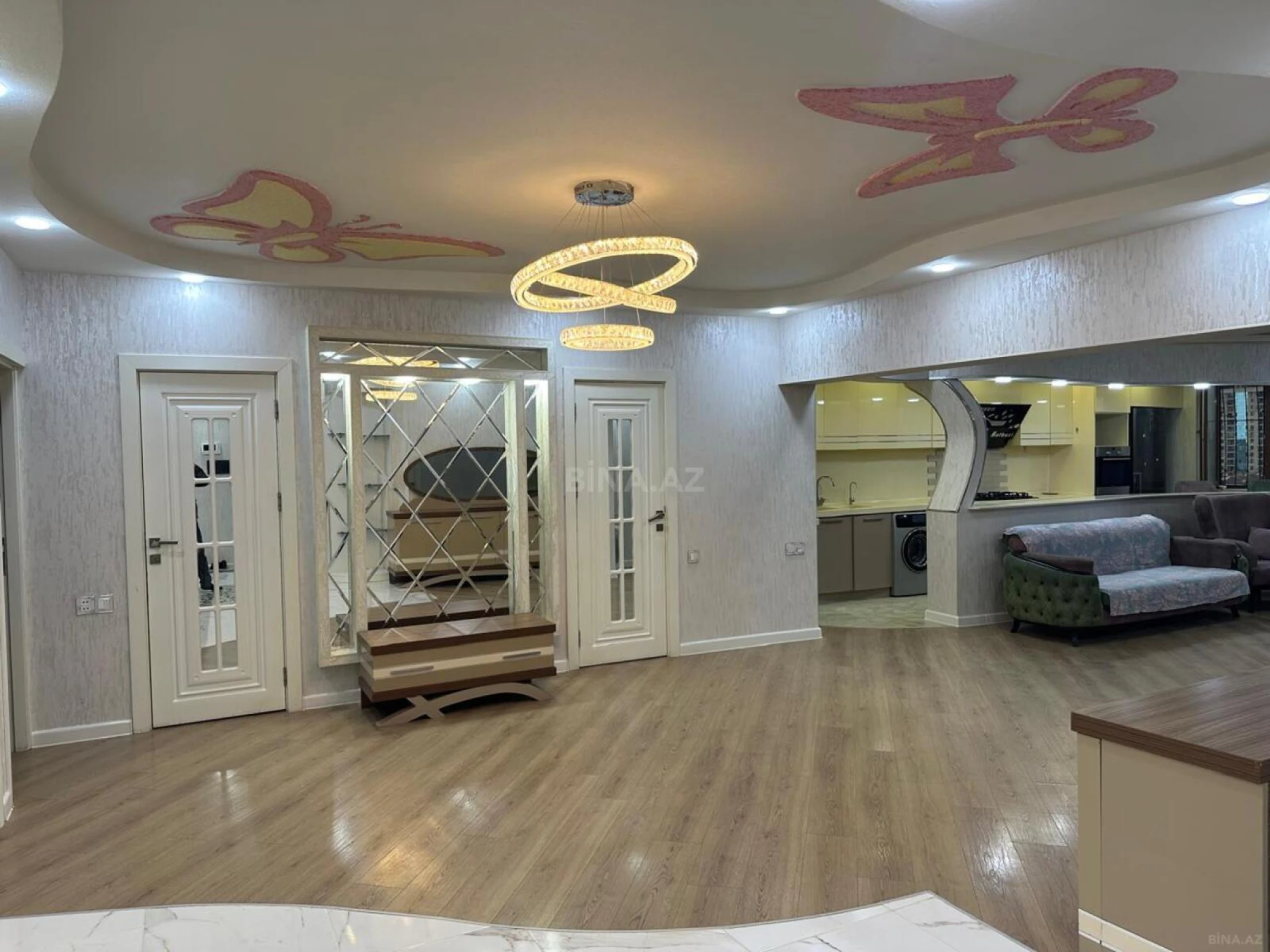 Satılır 3 otaqlı mənzil 135 m²