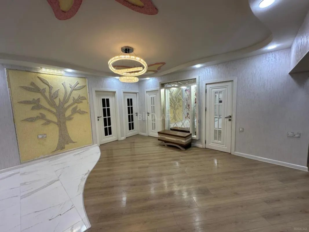 Satılır 3 otaqlı mənzil 135 m²