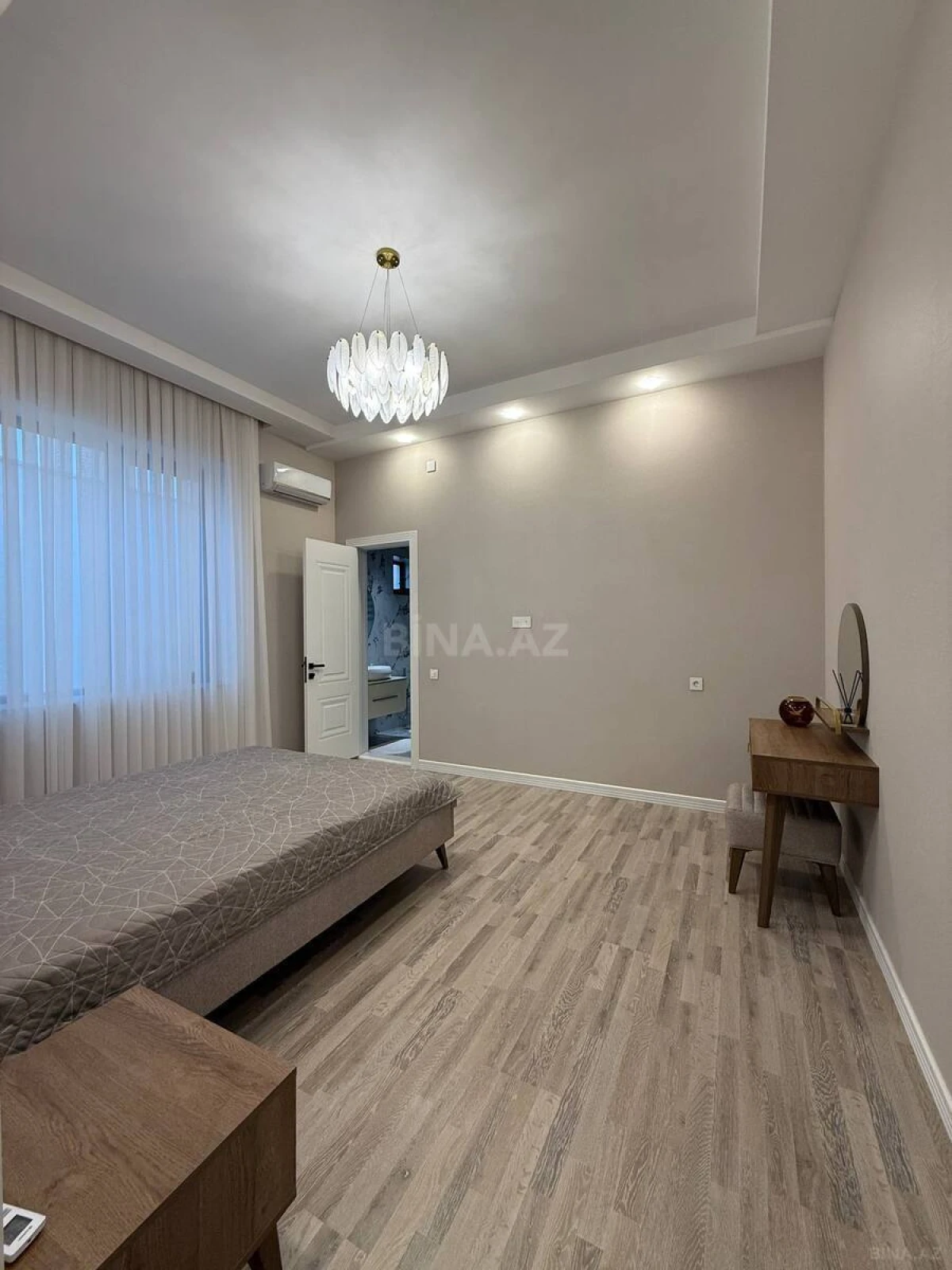 Satılır 4 otaqlı həyət evi 240 m²