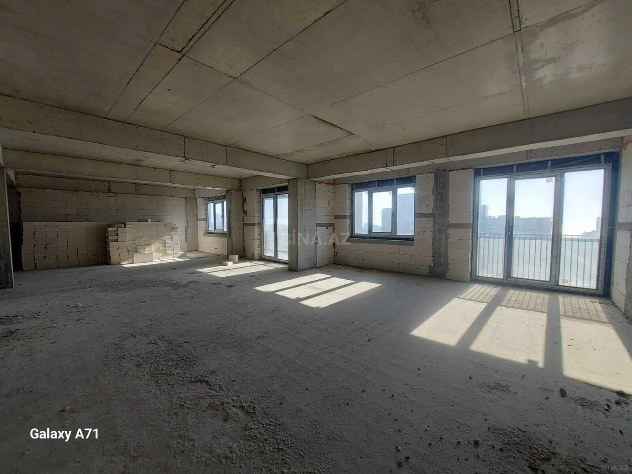 Satılır 4 otaqlı mənzil 201 m²