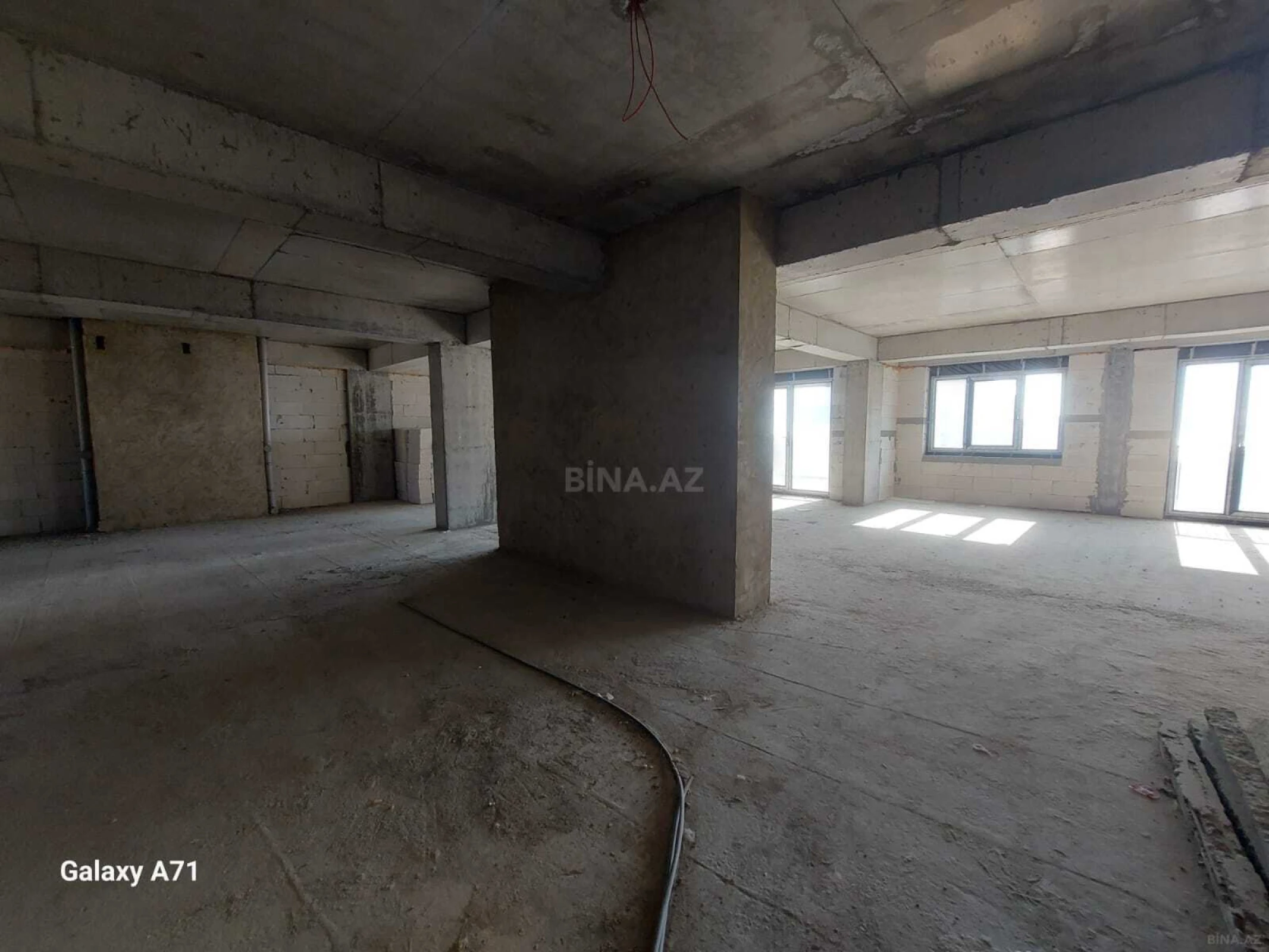 Satılır 4 otaqlı mənzil 201 m²