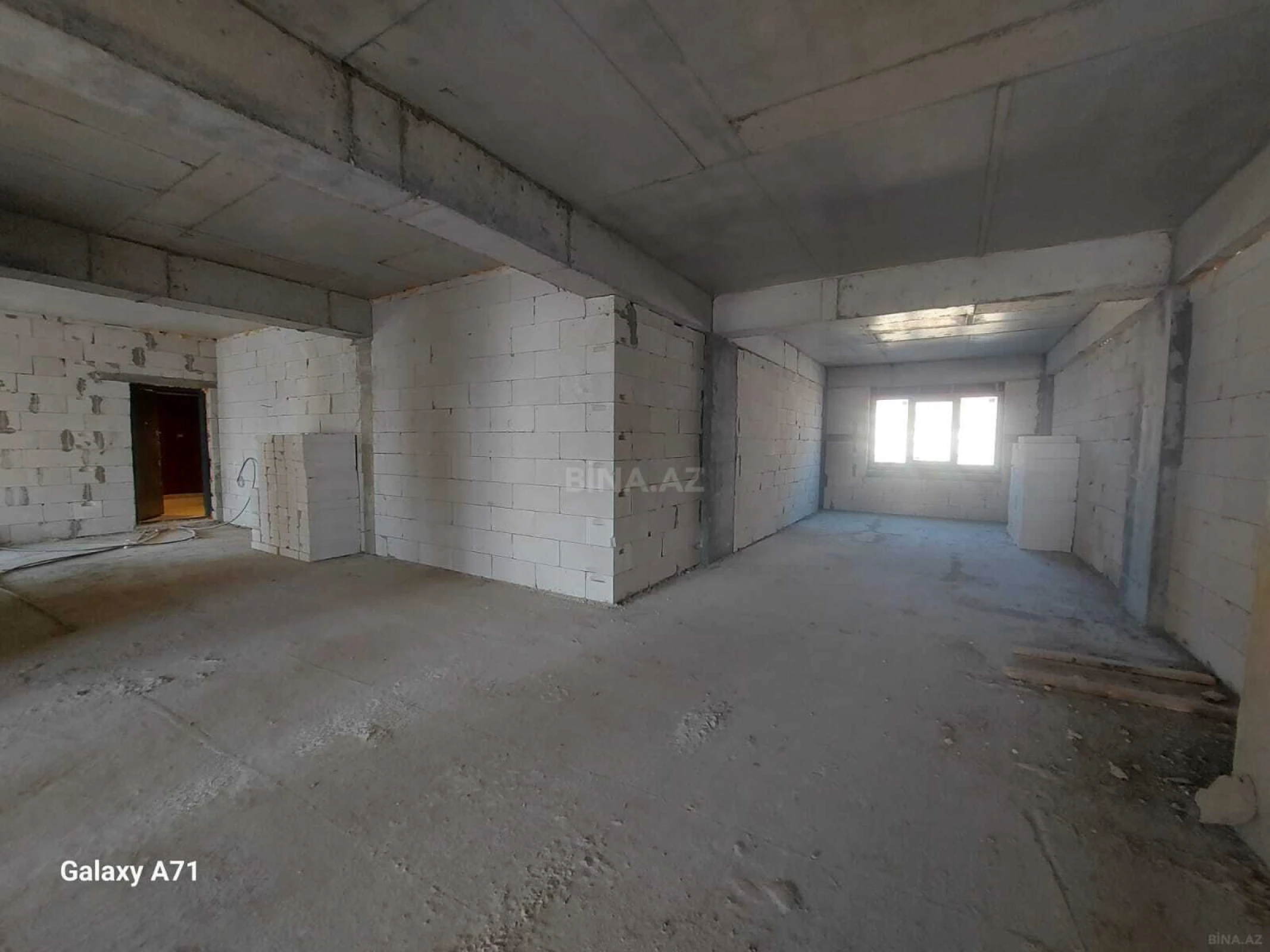 Satılır 4 otaqlı mənzil 201 m²