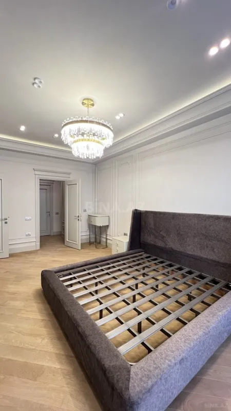 Satılır 4 otaqlı mənzil 224 m²