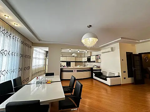 Satılır 5 otaqlı mənzil 400 m²