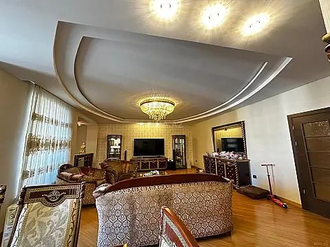 Satılır 5 otaqlı mənzil 400 m²