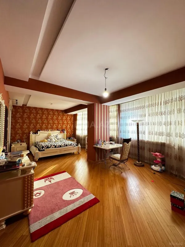 Satılır 5 otaqlı mənzil 400 m²