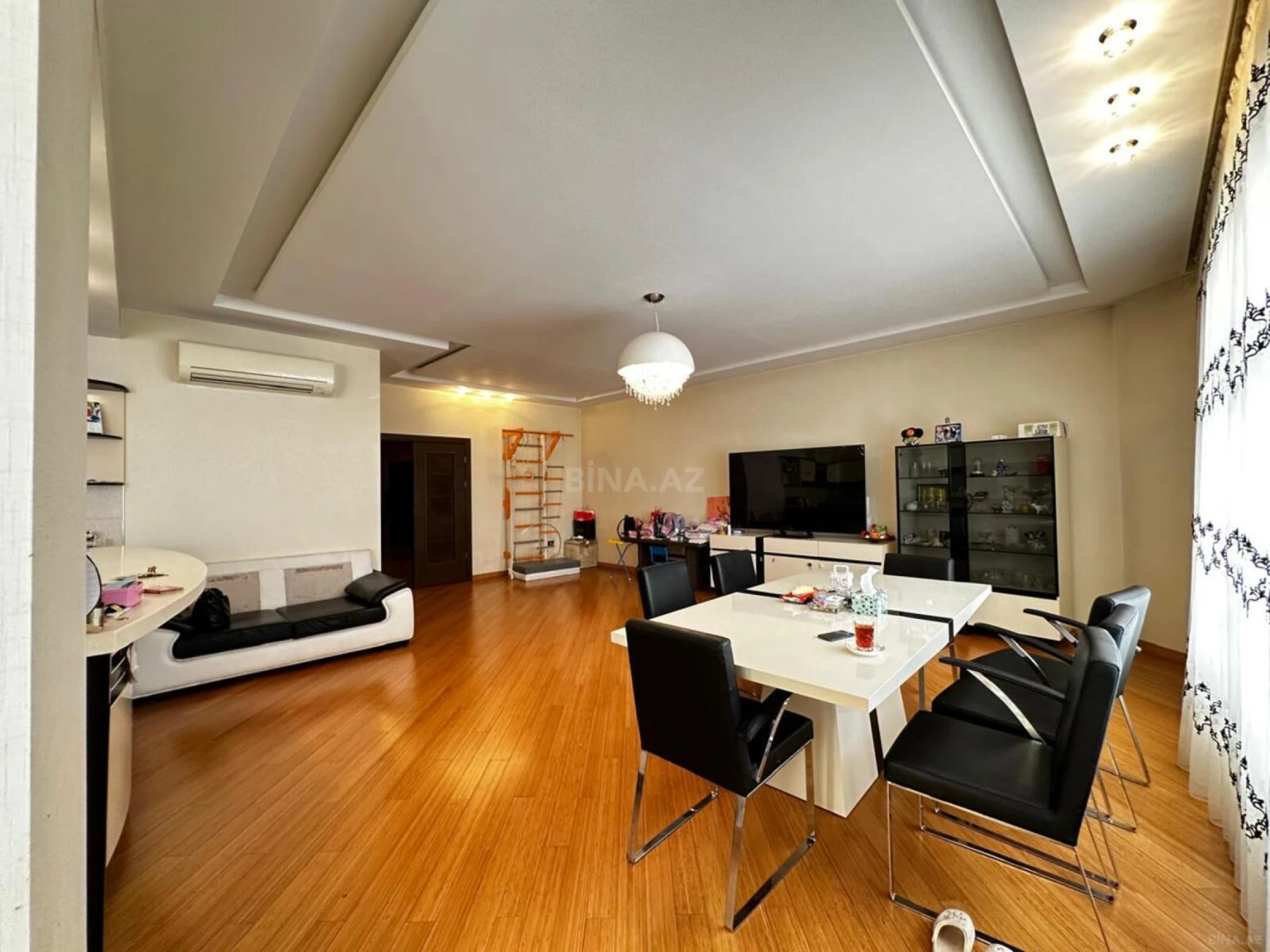Satılır 5 otaqlı mənzil 400 m²