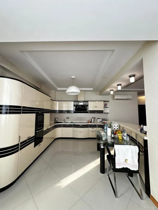 Satılır 5 otaqlı mənzil 400 m²