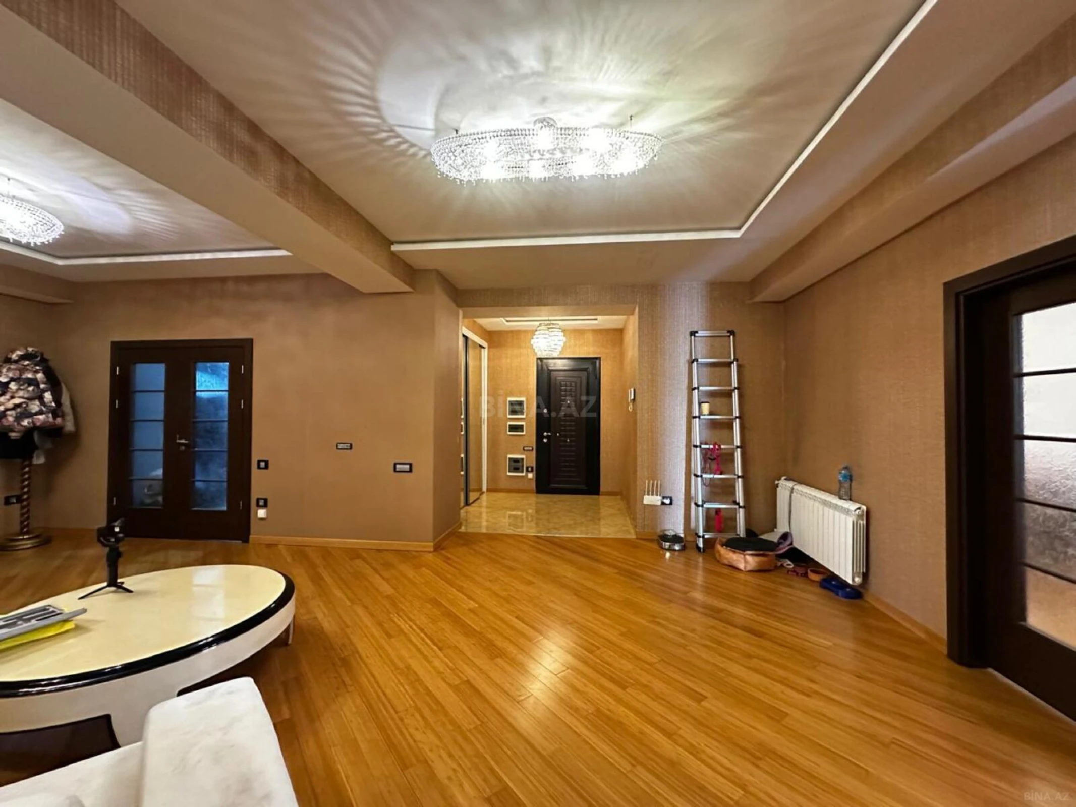Satılır 5 otaqlı mənzil 400 m²