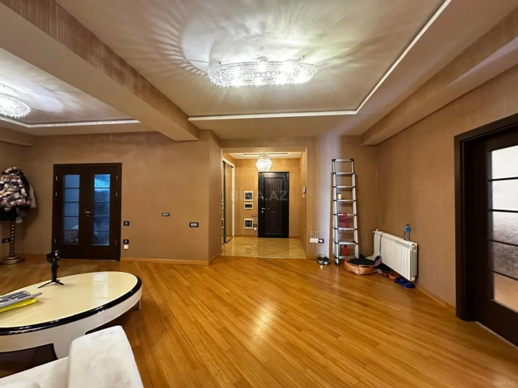 Satılır 5 otaqlı mənzil 400 m²