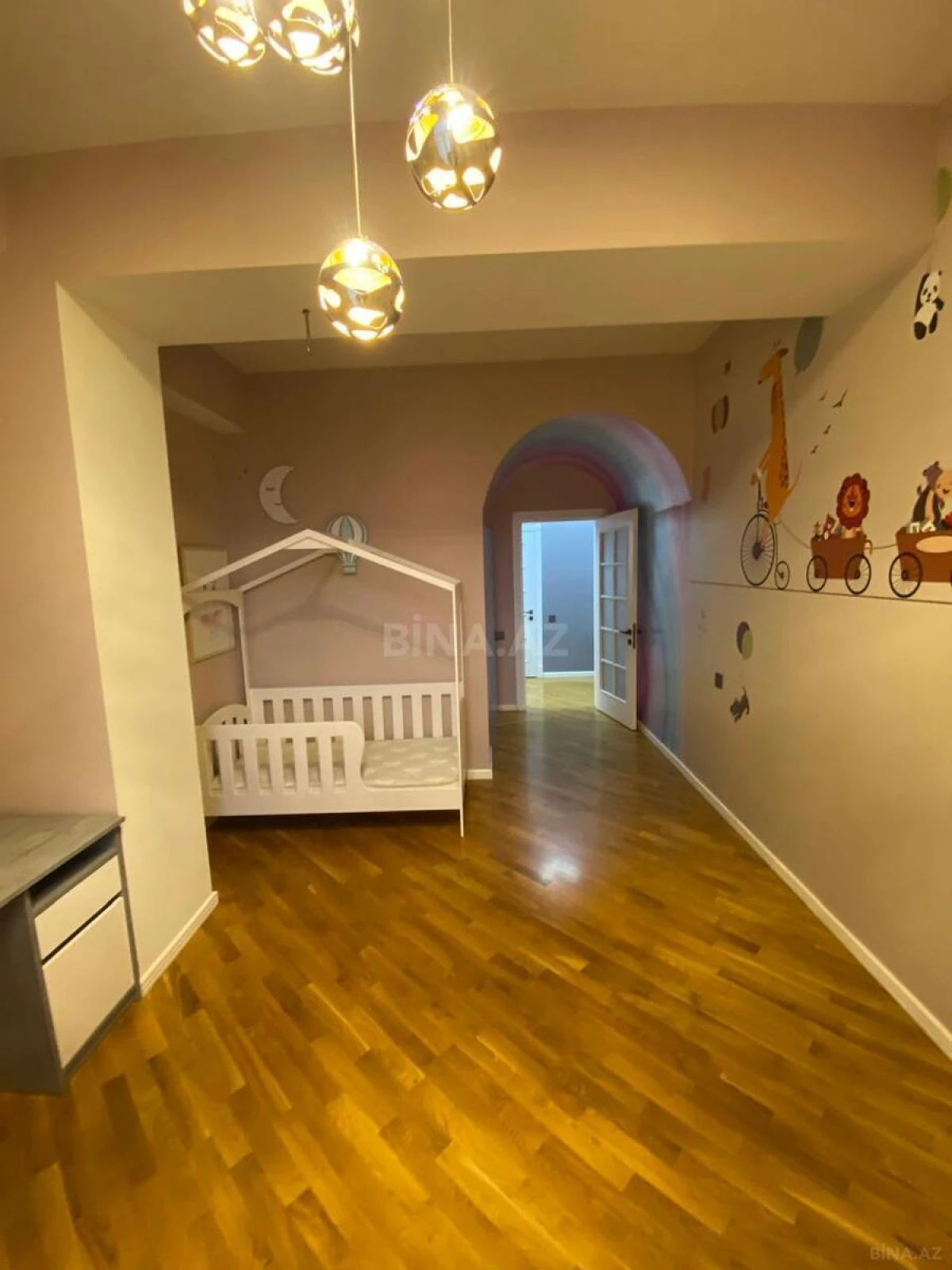 Kirayə verilir 4 otaqlı mənzil 175 m²