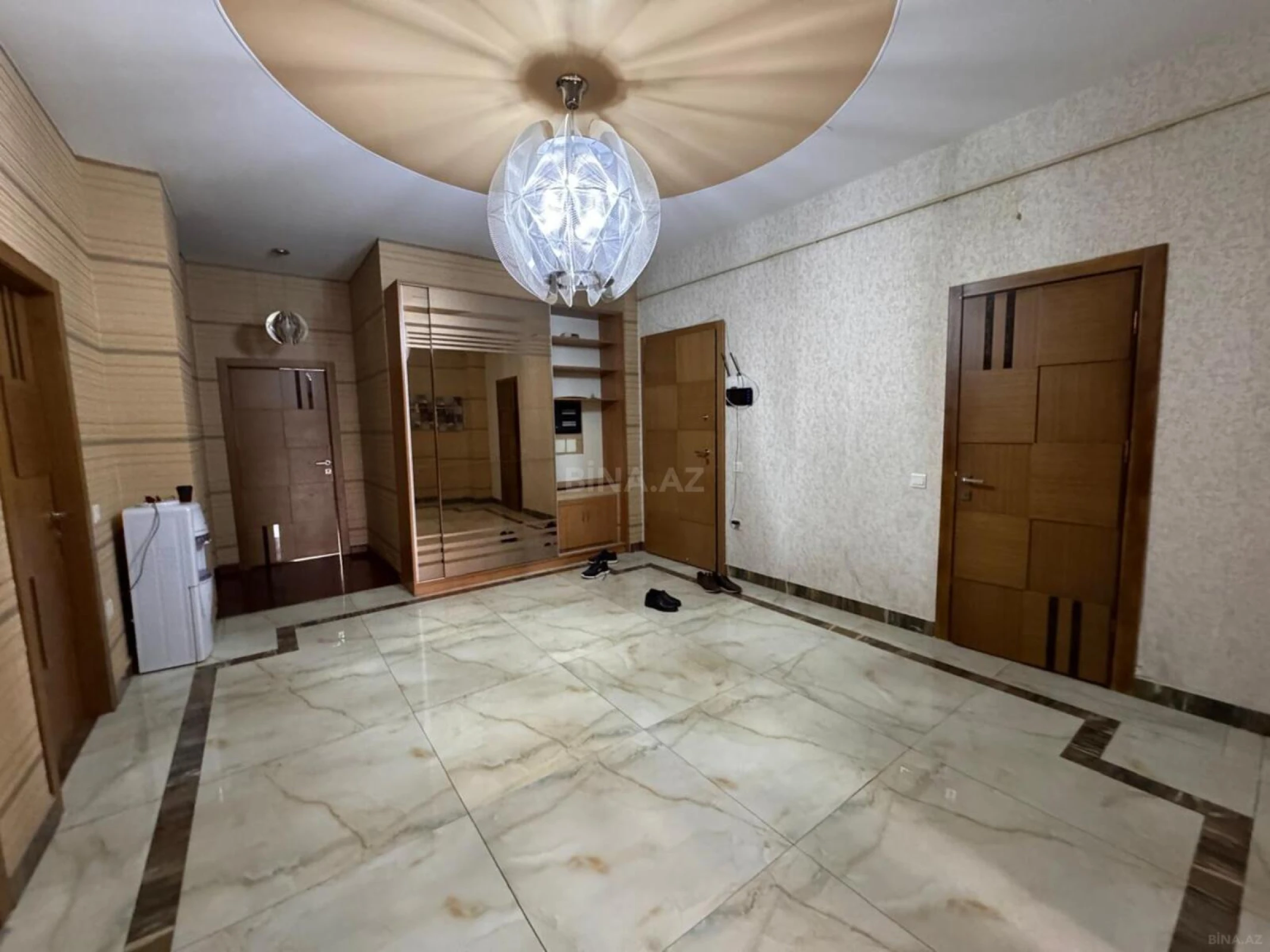 Kirayə verilir 4 otaqlı mənzil 220 m²