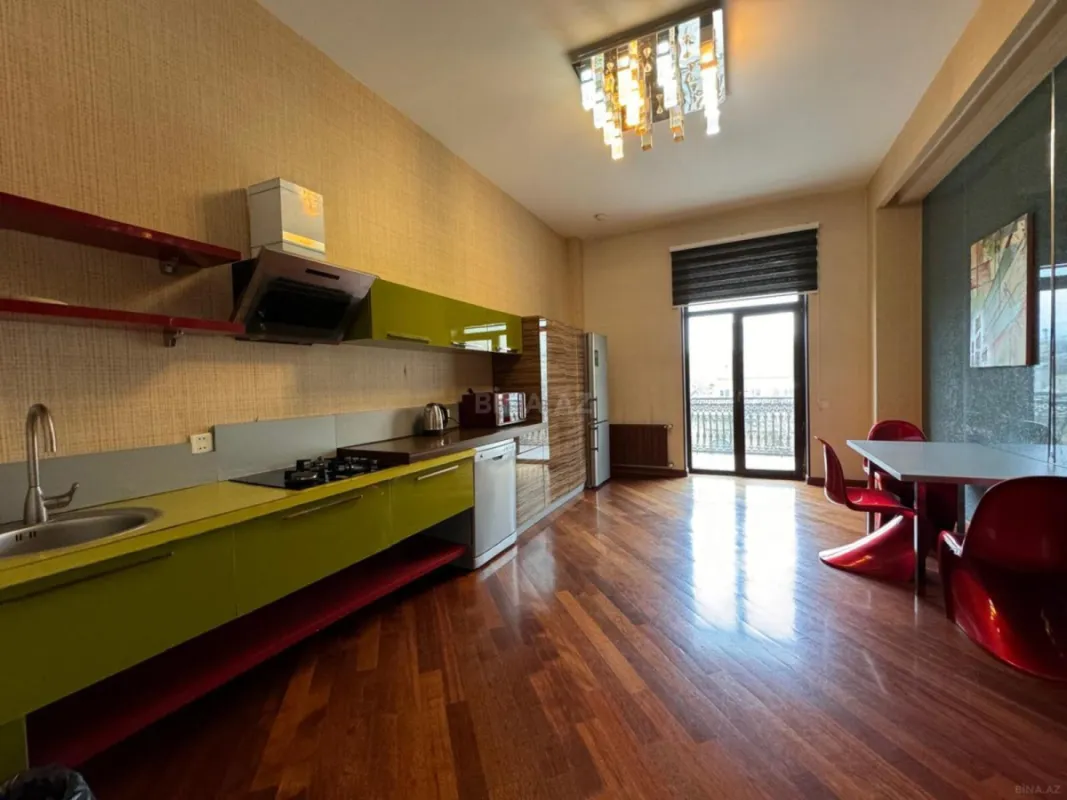 Kirayə verilir 4 otaqlı mənzil 220 m²