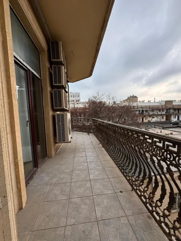 Kirayə verilir 4 otaqlı mənzil 220 m²