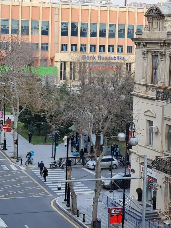 Kirayə verilir 4 otaqlı mənzil 220 m²