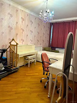 Satılır 4 otaqlı mənzil 215 m²