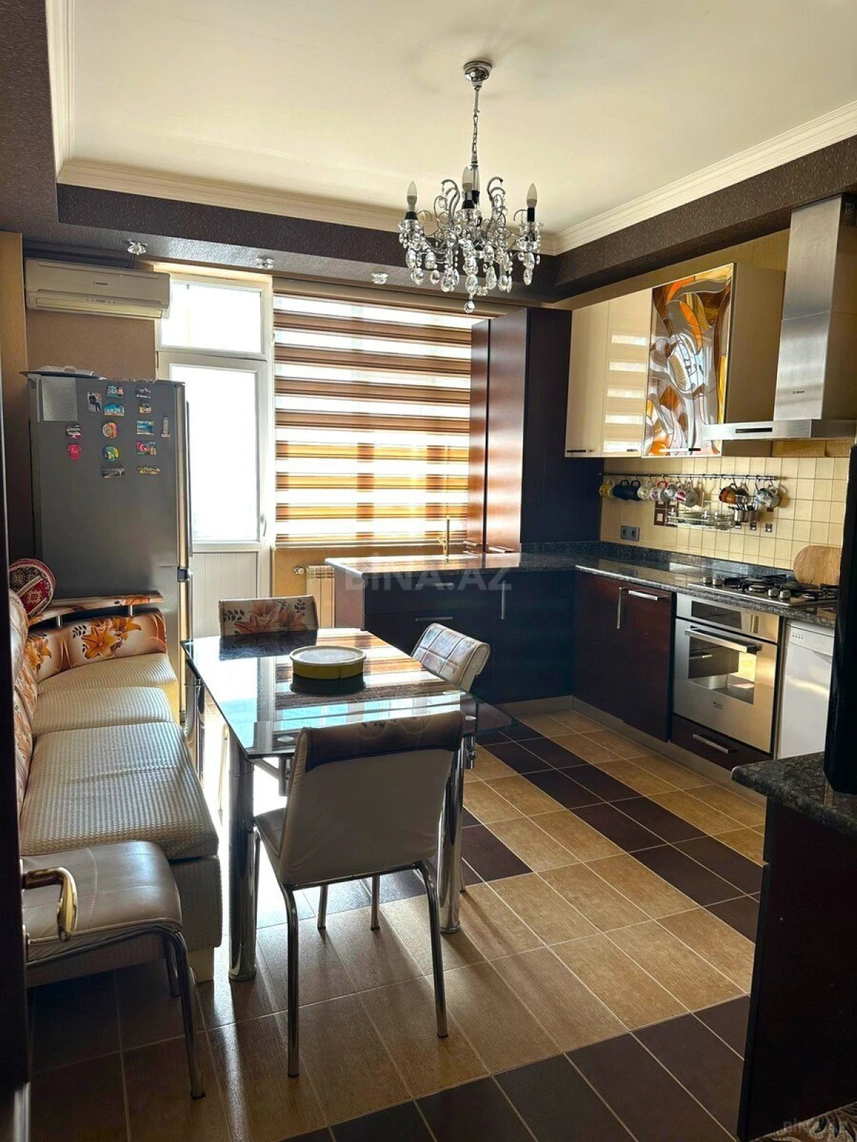 Satılır 4 otaqlı mənzil 215 m²