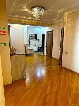 Satılır 4 otaqlı mənzil 215 m²
