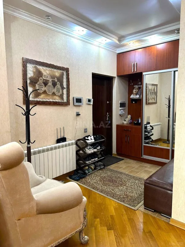 Satılır 4 otaqlı mənzil 215 m²