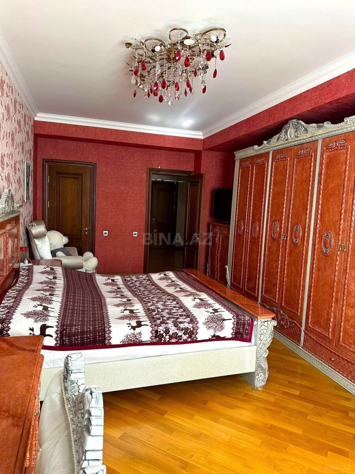 Satılır 4 otaqlı mənzil 215 m²