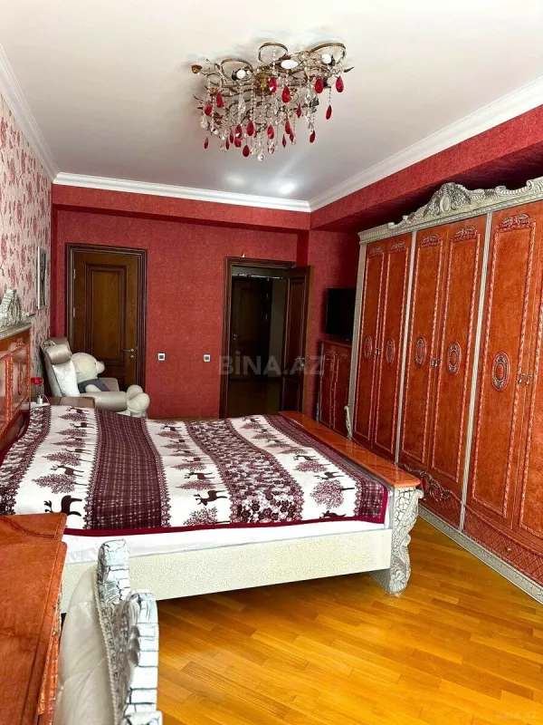 Satılır 4 otaqlı mənzil 215 m²