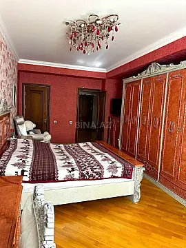 Satılır 4 otaqlı mənzil 215 m²